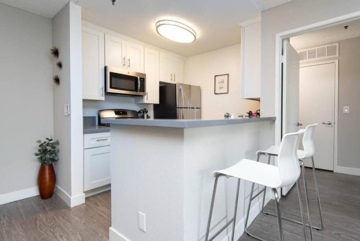 Snazzy 2 Bedroom Pad With Rooftop Pool And Hollywood Sign View *
