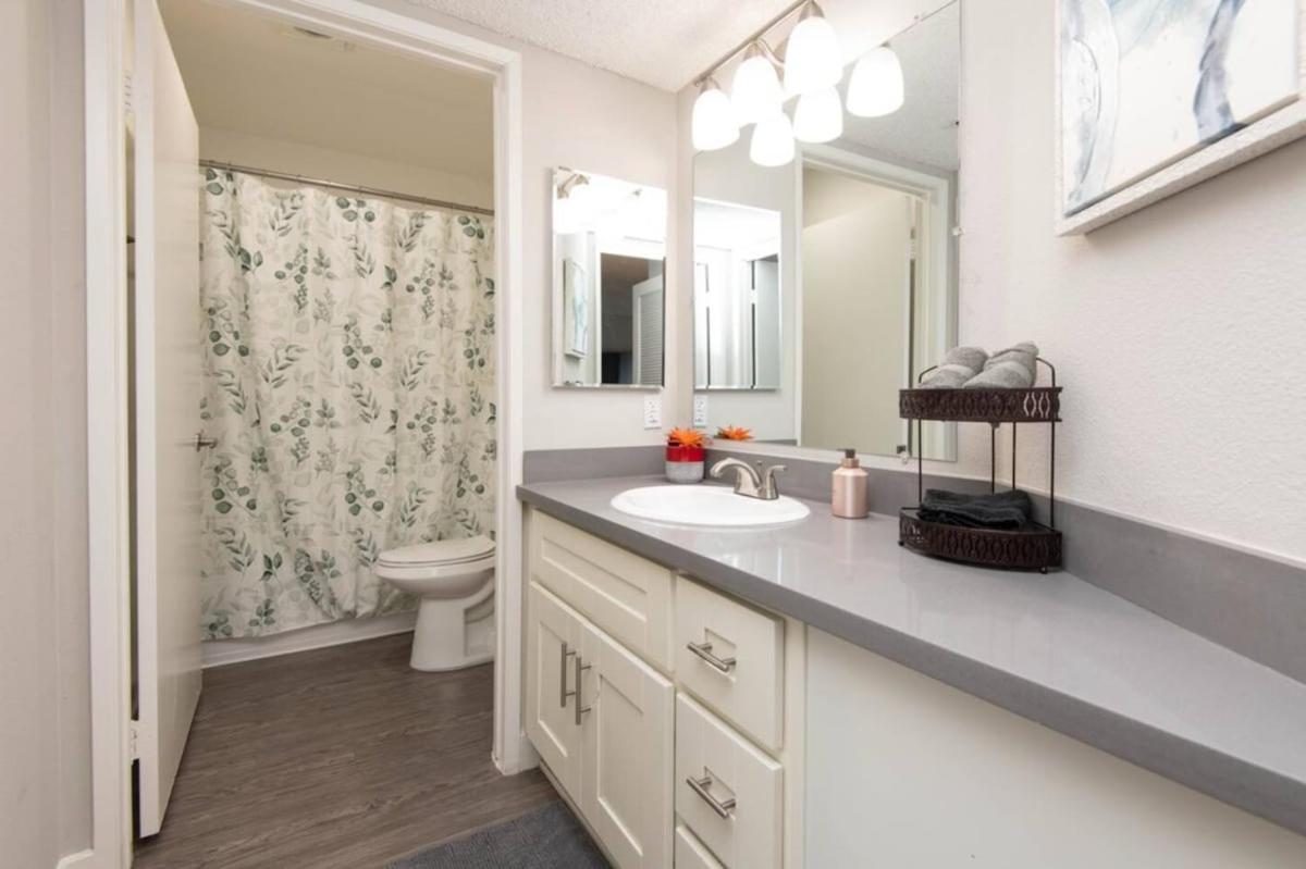 Apartment Snazzy 2 Bedroom Pad With Rooftop Pool And Hollywood Sign View *