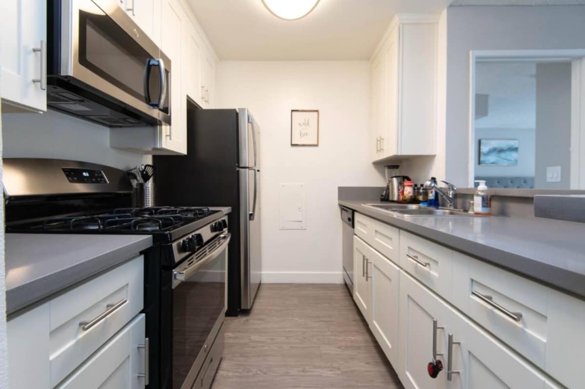 Apartment Snazzy 2 Bedroom Pad With Rooftop Pool And Hollywood Sign View