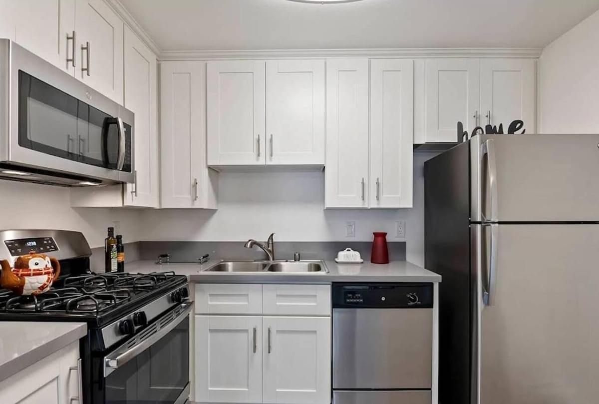 Apartment Snazzy 2 Bedroom Pad With Rooftop Pool And Hollywood Sign View